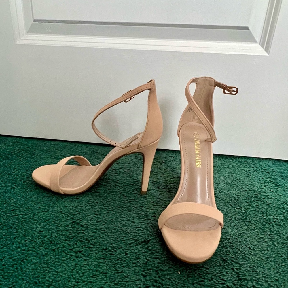 Elegant Beige High Heels Dream Pairs NWT size 7 women’s graduation formal karrie